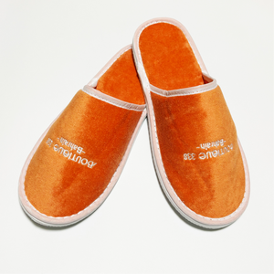 Chaussons d'hôtel jetables écologiques orange personnalisés avec broderie de logo, design à bout fermé, confortables et doux pour la salle de bain et les voyages - Product Image 2
