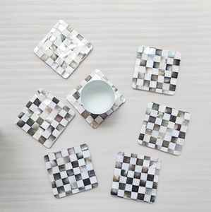 Exquisito Posavasos Hecho a Mano con Nácar y Mosaico Blanco y Negro para Decoración de Mesa - Product Image 1