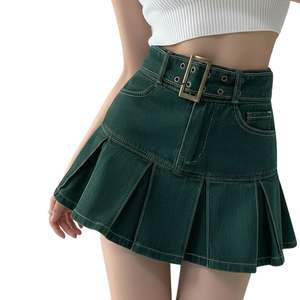 กระโปรงยีนส์สั้นทรงเอวสูงสีเขียวเข้ม จีบระบาย ความยาวระดับเข่า สำหรับผู้หญิง สวมใส่ในฤดูร้อน รับสกรีนโลโก้ - Product Image 2