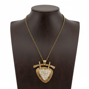 Collar con Colgante de Escudo Texturizado de Mosaico de Hueso Hecho a Mano con Cadena Dorada de Moda en Forma de Corazón para Fiesta - Product Image 3