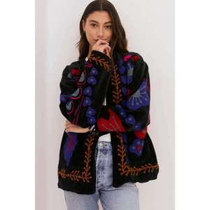 Veste noire brodée Suzani avec motifs floraux multicolores vibrants, en coton, style bohème, vêtements d'extérieur pour femmes - Product Image 1
