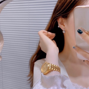 Boucles d'oreilles en perles noires de Tahiti naturelles 11-12 mm vert paon rondes avec légères imperfections, brillance extrême, fabriquées en eau de mer - Product Image 4