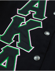เสื้อแจ็คเก็ต AKA Black Racing Twill ปักลายตัวอักษรแบบ Letterman ติดกระดุมแบบ Snap สำหรับผู้หญิง เสื้อแจ็คเก็ตแฟชั่นพรีเมียม - Product Image 5