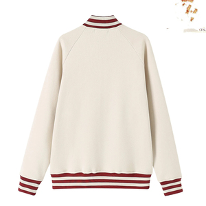 เสื้อแจ็คเก็ตวาร์ซิตี้สีครีมแบบยูนิเซ็กซ์ แต่งขอบสีแดง ปักลายด้านหน้า ซิปหน้า สไตล์เดลต้าพรีปปี้ ทรงปกติ ใส่ได้ในฤดูใบไม้ร่วง - Product Image 2