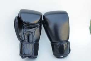 ราคาขายส่ง ถุงมือชกมวยกันน้ำ ทำจากพลาสติกและหนัง PU ปรับแต่งได้ สำหรับกิจกรรมกลางแจ้ง ขนาด 12 ออนซ์ สำหรับผู้ใหญ่ - Product Image 4