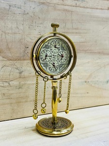 Horloge mondiale portable en laiton Victoria, fabriquée à la main, moderne, avec 4 fuseaux horaires et un support très design et unique - Product Image 5