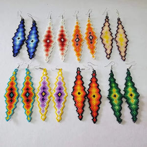 Pendientes de cuentas de vidrio ligeros para usar durante todo el día que brindan comodidad sin comprometer la apariencia elegante - Product Image 1