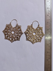 Pendientes de Aro con Filigrana de Mandala Dorada Hechos a Mano, Grandes, Intrincados, Estilo Boho Étnico - Product Image 2