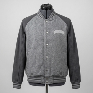 เสื้อแจ็คเก็ต Letterman สีเทาสำหรับผู้ชาย ตัวเสื้อผ้าฟลีซ แขนเสื้อแบบแร็กแลน กระดุมแป๊ก เสื้อแจ็คเก็ตบอมเบอร์ รับผลิตตามแบบ OEM ODM ขายส่ง - Product Image 1