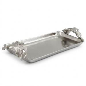 Bandeja de aluminio martillado con asas de pájaro doradas, plato decorativo de metal y bandeja de servicio plateada artesanal para regalos de boda - Product Image 3