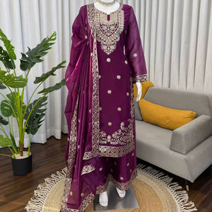 Salwar Kameez de créateur en pure soie avec broderie et travail de sequins, prêt-à-porter - Product Image 1
