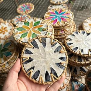 Posavasos Únicos de Madreperla y Ratán, Ideales para la Decoración de Mesas en Fiestas al Aire Libre y para Servir Té, Hechos a Mano en India - Product Image 1