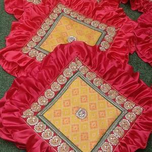 Lujoso Cubre Chowki Rojo y Amarillo Hecho a Mano con Borde de Satén con Volantes y Adornos Elaborados - Product Image 1