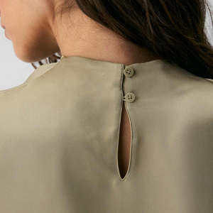 Chemisier Femme de Qualité Supérieure en Soie Satinée, Col Montant Drapé, Sans Manches, à Découpes, Style Cache-cœur, Manches Courtes Drapées - Product Image 5