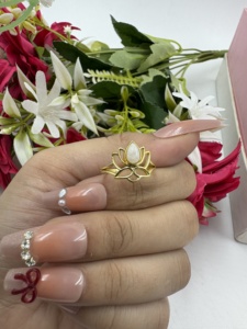 Bague Fleur de Lotus en Laiton Plaqué Argent 925 avec Pierre de Lune Blanche, Bijou Unisexe Fait Main en Pierre Précieuse, Vente en Gros - Product Image 1