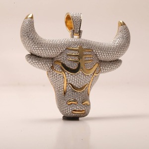 Colgante Personalizado de Cabeza de Toro de Plata de Ley 925 con Baño de Oro de 24K y Moissanita, Regalo para Hombre, Colgante Iced Out para Fiesta - Product Image 4