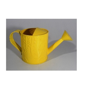 Arrosoir en métal jaune avec long bec verseur et motif décoratif en relief, design à double poignée, poignée supérieure et versement latéral - Product Image 1