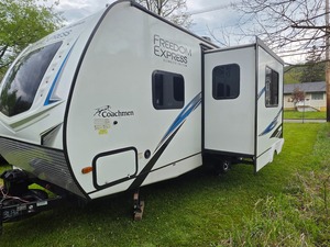 Autocaravana Coachmen Freedom Express Ultra Lite 257BHS con 1 Deslizador - Product Image 3