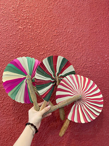 พัดใบปาล์มทำมือแบบดั้งเดิมเป็นมิตรกับสิ่งแวดล้อม ดีไซน์สีสันตามสั่ง ของตกแต่งบ้าน ของขวัญทางธุรกิจ ของที่ระลึก 99 โกลด์ ดาต้า - Product Image 1