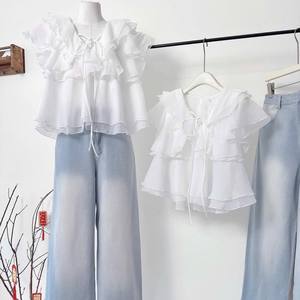 เสื้อชีฟองสีขาวคุณภาพสูงแบบหลายชั้นและกางเกงยีนส์สีฟ้าอ่อนชุดสองชิ้น - Product Image 2