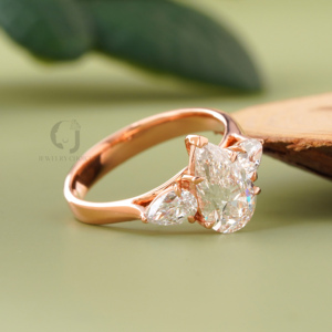 Anillo de compromiso de tres piedras con diamante de laboratorio de corte pera de 1.55 ct, engaste en tono plateado, piedras laterales en forma de lágrima, elegante joyería nupcial para boda - Product Image 4