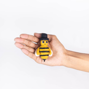 Adorno de Abeja de Fieltro y Lana Hecho a Mano, Juguete de Fieltro con Agujas, Regalo Sensorial Waldorf Montessori para Niños - Product Image 1