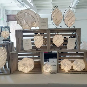 Portavelas Colgante de Mimbre de Ratán Natural Hecho a Mano, Estilo Vintage, Decoración para el Hogar, Lámpara Tipo Huracán para Uso en Interiores y Exteriores - Product Image 1