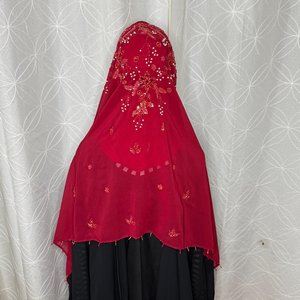 Pañuelo Hijab Floral Bordado Rojo Hecho a Mano para Mujer, de Seda, Forma Cuadrada, para Uso en Actuaciones, Tela Elástica, Bordado con Aguja - Product Image 4