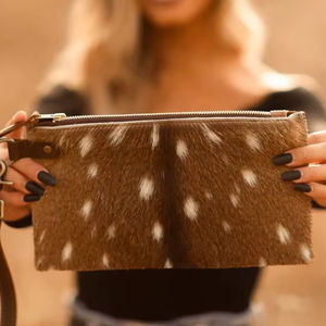 Bolso de Mano Tipo Clutch de Cuero Vacuno Genuino con Pelo, Estilo Rústico con Manchas, para Mujer - Product Image 1
