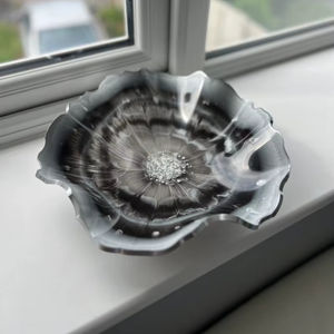 Échos célestes, bol décoratif artisanal noir, argent et blanc, pièce d'art moderne - Product Image 1