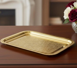 Plateau de service rectangulaire en laiton artisanal moderne, motif floral gravé, finition dorée décorative, durable, léger, passe au lave-vaisselle - Product Image 1