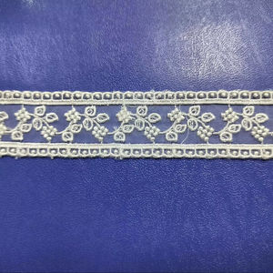 Dentelle transparente de qualité supérieure en nylon/organza blanc, bordure brodée motif floral en forme de vigne, bordure échelle (narrow) - Product Image 1