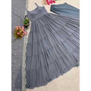 Hermoso vestido Anarkali con estilo totalmente con volantes y Dupatta para vestidos de carrera - Product Image 4