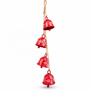 Décoration de porte saisonnière avec carillons rouges éclatants, motifs folkloriques distinctifs et boucles de suspension en fibres naturelles - Product Image 1