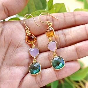 Pendientes colgantes de calcedonia multicolor al por mayor con tres piedras, corte a cuadros, engaste de bisel, gancho, chapados en oro de 18k, joyería para mujer - Product Image 2