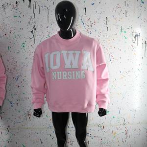 Sweat-shirt rose IOWA NURSING à col montant, broderie appliquée 100% blanche, col large, fils fins - Product Image 1