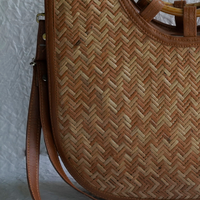 Tas Selempang Shetal Pati Buatan Tangan Ramah Lingkungan Ringan Tahan Lama dari Serat Murta Alami Bentuk Ember 1-1.9L dengan Ritsleting