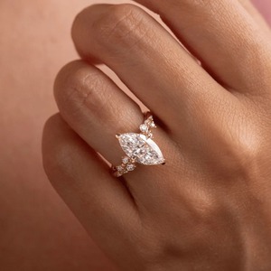 Bague en or jaune 14 carats avec diamant de laboratoire taille marquise 2,50 carats et pierres latérales en grappe – Vente en gros - Product Image 6