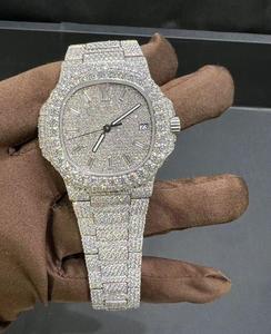 Montre en or blanc sertie de diamants Moissanite VVS de qualité supérieure, très tendance, avec verre saphir, mouvement ETA, prix de gros. - Product Image 1