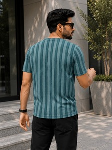 เสื้อยืดแขนสั้นผู้ชายลายทาง OEM ผลิตจากผ้าโพลีคอตตอน แห้งเร็ว เป็นมิตรต่อสิ่งแวดล้อม ทรงปกติ เหมาะสำหรับใส่ลำลอง - Product Image 5