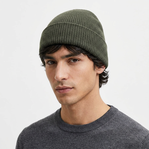 Bonnet en tricot streetwear personnalisé en gros avec tricot torsadé et broderie de logo pour les marques streetwear américaines, collection automne. - Product Image 6