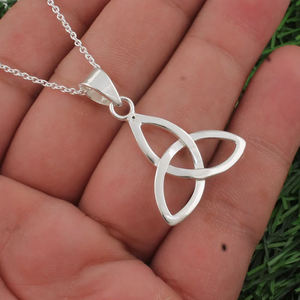 Collier tendance en argent 925 avec pendentif en forme de nœud, collier pour femme à porter tous les jours, collier de luxe, bijoux minimalistes délicats en forme de nœud - Product Image 2