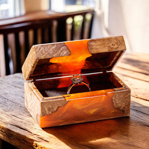 Boîte à alliances de luxe en époxy et bois. Porte-bague de fiançailles mignon en résine. Étui à bagues compact et personnalisé pour cadeau - Product Image 4