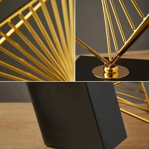 Sculpture de table luxueuse en fil d'or géométrique abstrait pour décoration de centre de table de salon contemporain - Product Image 4