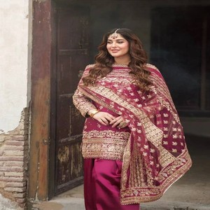 Conjunto de Kurta y Salwar de Seda VASTRA COTTAGE con Bordado de Hilo y Lentejuelas, Dupatta de Red con Borde de Encaje, Ropa Étnica para Fiestas - Product Image 3