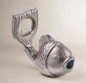 Ouvre-bouteille en forme de poisson, finition argentée, accessoire de bar en métal, outil de cuisine nautique unique, décoration de maison côtière, vente en gros - Product Image 2