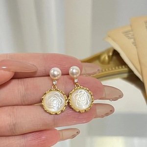 Boucles d'oreilles en perles d'eau douce de haute qualité 7-8 mm, accessoire d'oreille en forme de fleur de pivoine, incrustation de coquillage, perles de 7-8 mm - Product Image 1