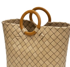 Sac fourre-tout tendance en plastique tressé camel avec poignée en bois artisanale pour les vacances à la plage - Product Image 4