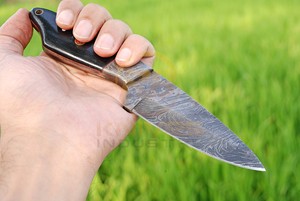 Couteau de chasse artisanal en acier Damas, lame fixe, manche intégral, couteau de survie pour le camping en plein air avec étui en cuir - Product Image 2