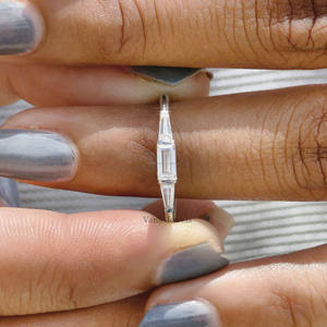 วงแหวนแต่งงานสีขาวสีทอง18K 0.41 tcw แบบมินิมอลลิสต์สามแท่งทรงเปอร์ตัดเพชรโมอิสซาไนต์ - Product Image 5